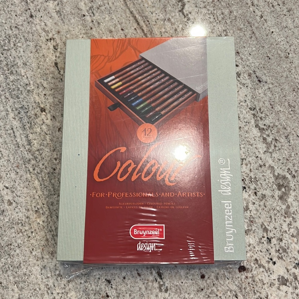 NWT - colored pencil set